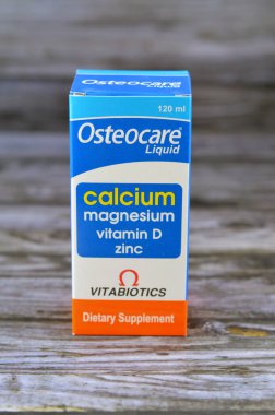 Kahire, Mısır, Ekim 1 2023: Osteocare sıvı şurubu, Cacalium karbonat, Magnezyum hidroksit, Vitamin D, çocuklara kemik ve diş büyümesi için vitamin ve takviyeler, kalsiyum, D vitamini