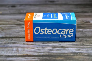 Kahire, Mısır, Ekim 1 2023: Osteocare sıvı şurubu, Cacalium karbonat, Magnezyum hidroksit, Vitamin D, çocuklara kemik ve diş büyümesi için vitamin ve takviyeler, kalsiyum, D vitamini