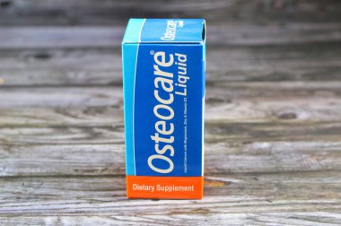 Kahire, Mısır, Ekim 1 2023: Osteocare sıvı şurubu, Cacalium karbonat, Magnezyum hidroksit, Vitamin D, çocuklara kemik ve diş büyümesi için vitamin ve takviyeler, kalsiyum, D vitamini