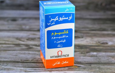Kahire, Mısır, Ekim 1 2023: Osteocare sıvı şurubu, Cacalium karbonat, Magnezyum hidroksit, Vitamin D, çocuklara kemik ve diş büyümesi için vitamin ve takviyeler, kalsiyum, D vitamini