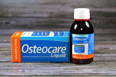 Kahire, Mısır, Ekim 1 2023: Osteocare sıvı şurubu, Cacalium karbonat, Magnezyum hidroksit, Vitamin D, çocuklara kemik ve diş büyümesi için vitamin ve takviyeler, kalsiyum, D vitamini