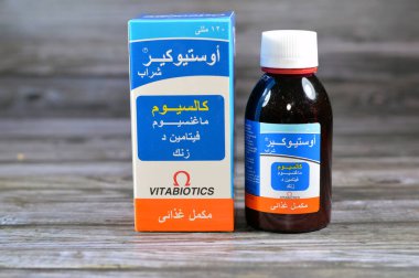 Kahire, Mısır, Ekim 1 2023: Osteocare sıvı şurubu, Cacalium karbonat, Magnezyum hidroksit, Vitamin D, çocuklara kemik ve diş büyümesi için vitamin ve takviyeler, kalsiyum, D vitamini