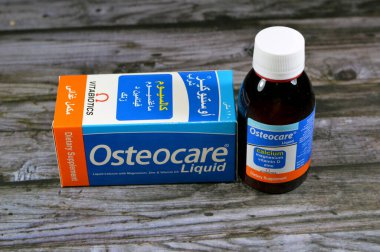 Kahire, Mısır, Ekim 1 2023: Osteocare sıvı şurubu, Cacalium karbonat, Magnezyum hidroksit, Vitamin D, çocuklara kemik ve diş büyümesi için vitamin ve takviyeler, kalsiyum, D vitamini