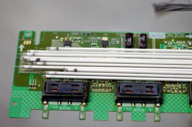 Kahire, Mısır, 3 Ekim 2023: LCD TV Televizyon Arka Işıklarının bakımı, ışık kaynağı, floresan lambalar ve elektronik pano TV, eski teknoloji, eski model, sıvı kristal ekranlarda kullanılan