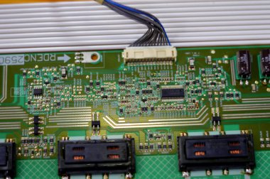 Kahire, Mısır, 3 Ekim 2023: LCD TV Televizyon Arka Işıklarının bakımı, ışık kaynağı, floresan lambalar ve elektronik pano TV, eski teknoloji, eski model, sıvı kristal ekranlarda kullanılan