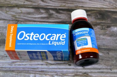 Kahire, Mısır, Ekim 1 2023: Osteocare sıvı şurubu, Cacalium karbonat, Magnezyum hidroksit, Vitamin D, çocuklara kemik ve diş büyümesi için vitamin ve takviyeler, kalsiyum, D vitamini