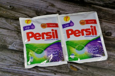 Kahire, Mısır, Ekim 12023: Normal çamaşır makineleri için Persil deterjan jeli, beyaz ve renkli giysiler için, kumaşın içine nüfuz ederek lekeleri ve alttaki kiri temizler
