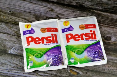 Kahire, Mısır, Ekim 12023: Normal çamaşır makineleri için Persil deterjan jeli, beyaz ve renkli giysiler için, kumaşın içine nüfuz ederek lekeleri ve alttaki kiri temizler