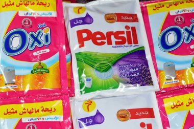 Kahire, Mısır, Ekim 12023: Persil ve Oxi deterjan jelleri normal çamaşır makineleri için, beyaz ve renkli giysiler için, kumaşın içine nüfuz ederek lekeleri ve altındaki kiri temizler.