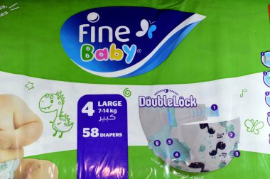 Kahire, Mısır, 3 Ekim 2023: Sızıntıyı önleyen çift kilitli bebek bezleri, papatya losyonlu pamuk, solunabilir sırt örtüsü, esnek kenarlar, yeşil katman, emici jel