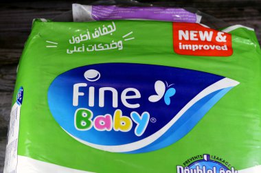 Kahire, Mısır, 3 Ekim 2023: Sızıntıyı önleyen çift kilitli bebek bezleri, papatya losyonlu pamuk, solunabilir sırt örtüsü, esnek kenarlar, yeşil katman, emici jel