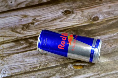 Kahire, Mısır, Ekim 12023: Kızıl Boğa enerji içeceği kutusu, Avusturyalı Red Bull GmbH şirketine ait bir enerji içeceği markası.