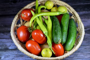 Yiyecek, sağlıklı beslenme, kilo verme konsepti, sebze, domates, salatalık, yeşil biber, limon ve patates olarak insanlar veya diğer hayvanlar tarafından tüketilen sebzeler.