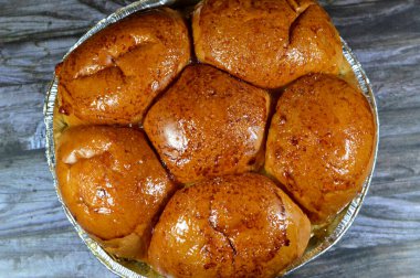 Fransız kaynaklı tatlı çörekler, yüksek yumurta ve tereyağı içeriği sayesinde zengin ve yumuşak kırıntılar, hafif ve hafifçe kabarık, yumurta yıkama işleminden sonra uygulanan