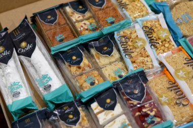 Kahire, Mısır, 29 Eylül 2023: Etolie 'nin çeşitli doğu şekerleri, fıstık, susam, çikolata, fındık, fındık ve peygamberin Muhammed' in doğum gününü kutlamak için badem koleksiyonu