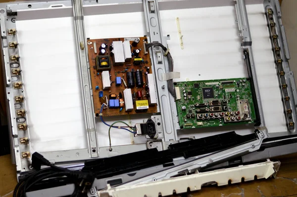 Kahire, Mısır, 3 Ekim 2023: LCD TV televizyonunun ana güç devresi, kablolar, trafolar, direniş, IC, kondansatörler, LG TV LCD 'nin elektronik devreli ana kartının onarımı