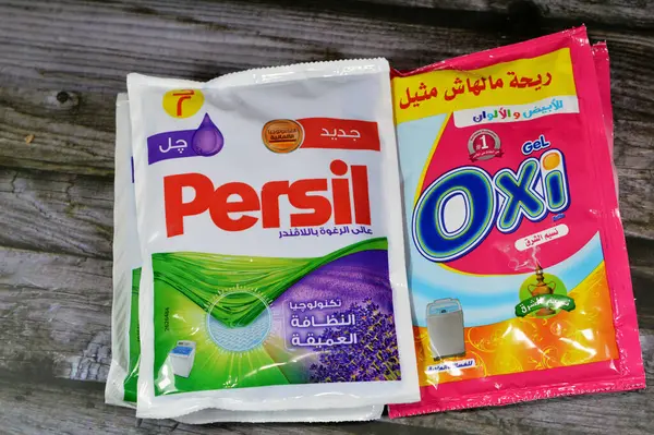 Kahire, Mısır, Ekim 12023: Persil ve Oxi deterjan jelleri normal çamaşır makineleri için, beyaz ve renkli giysiler için, kumaşın içine nüfuz ederek lekeleri ve altındaki kiri temizler.