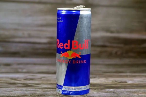 カイロ エジプト 10月 2023 レッドブルエネルギードリンク缶 オーストリアの会社Red Bull Gmbhが作成し所有するエネルギー飲み物のブランド そのスローガン レッドブルGives — ストック写真