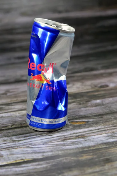 2023年10月1日 エジプト カイロ エジプト 押しつぶされたレッドブルのエネルギー飲料 オーストリアの会社Red Bull Gmbhが作成し所有するエネルギー飲料のブランド そのスローガン Red — ストック写真