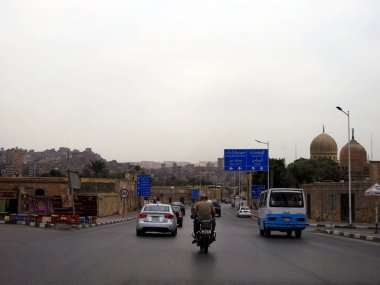 Kahire, Mısır, 30 Eylül 2023: Eski Kahire bölgesi, yollar, araçlar, eski mezarlıklar, Kahire Müslüman mezarlığının ölü Kahire mezarlığı, bir dizi İslami dönem nekropolü