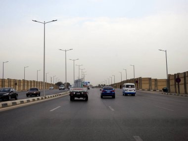 Kahire, Mısır, 30 Eylül 2023: Gehan Al Sadat ekseni karayolu, daha önce Al Firdous karayolu veya The Paradise ekseni, Bayan Jehan Sadat Mısır Cumhurbaşkanı Anwar Al Saddat 'ın karısı.