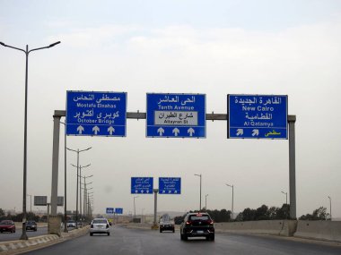 Kahire, Mısır, 30 Eylül 2023: Gehan Al Sadat ekseni karayolu, daha önce Al Firdous karayolu veya The Paradise ekseni, Bayan Jehan Sadat Mısır Cumhurbaşkanı Anwar Al Saddat 'ın karısı.