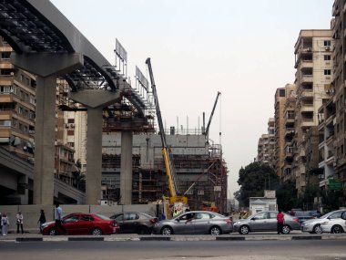 Kahire, Mısır, 30 Eylül 2023: Orascom CO tarafından Nasr şehir bölgesindeki kolonlar ve raylar, hızlı ulaşım sistemi, en uzun tek raylı sistem, en uzun tek raylı sistem tarafından inşa edilen Kahire tek raylı sahası