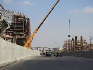 Kahire, Mısır, 5 Ekim 2023: Orascom tarafından kolonlar, raylar, vinç, iskeleler, hızlı ulaşım sistemi ile inşa edilen Kahire tek raylı istasyon alanı, en uzun tek raylı sistem,