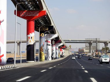 Kahire, Mısır, 5 Ekim 2023: 6 Ekim 1973 savaş zaferi 50 altın yıldönümü, Mısır bayrağı, Mısır 'ın tek raylı sütunlarda kazandığı ulusal zafer günü, Mısır' ın muzaffer günü kutlamaları