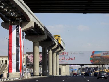 Kahire, Mısır, 5 Ekim 2023: 6 Ekim 1973 savaş zaferi 50. yıl dönümü bayrağı, Mısır bayrağı, raylı raylı raylı raylı raylı raylı raylı raylı tek raylı araçta Mısır zaferlerinin ulusal günü