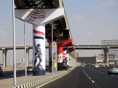 Kahire, Mısır, 5 Ekim 2023: 6 Ekim 1973 savaş zaferi 50 altın yıldönümü, Mısır bayrağı, Mısır 'ın tek raylı sütunlarda kazandığı ulusal zafer günü, Mısır' ın muzaffer günü kutlamaları