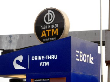 Kahire, Mısır, 8 Ekim 2023: Otomatik Teller Otomatik Otomatik Otomatik Otomatik Otomobil Otomobili, Ulusal Mısır Bankası, Misr Bankası ve CIB gibi bankalarla ATM 'lere Dash ATM erişimi sağlıyor