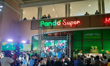 Kahire, Mısır, Ekim 12023: Panda süpermarketi 32 altın külçe ve bedava trolden birini kazanma yıl dönümü kuponu seçimi, yıllık Panda hipermarketleri ziyafeti, Suudi Arabistan Süper Pazarı