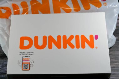 Kahire, Mısır, 7 Ekim 2023: donut veya çörek, mayalanmış kızarmış hamur, Dunkin 'Donuts, 1950' de Baskin-Robbins 'in holding şirketi tarafından satın alınan çok uluslu bir kahve ve donut şirketi.