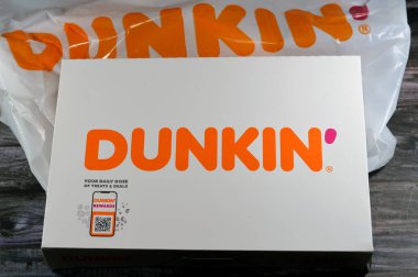 Kahire, Mısır, 7 Ekim 2023: donut veya çörek, mayalanmış kızarmış hamur, Dunkin 'Donuts, 1950' de Baskin-Robbins 'in holding şirketi tarafından satın alınan çok uluslu bir kahve ve donut şirketi.