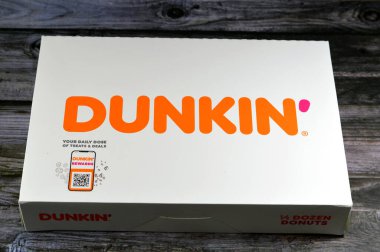 Kahire, Mısır, 7 Ekim 2023: donut veya çörek, mayalanmış kızarmış hamur, Dunkin 'Donuts, 1950' de Baskin-Robbins 'in holding şirketi tarafından satın alınan çok uluslu bir kahve ve donut şirketi.