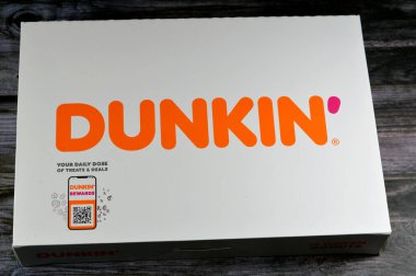 Kahire, Mısır, 7 Ekim 2023: donut veya çörek, mayalanmış kızarmış hamur, Dunkin 'Donuts, 1950' de Baskin-Robbins 'in holding şirketi tarafından satın alınan çok uluslu bir kahve ve donut şirketi.
