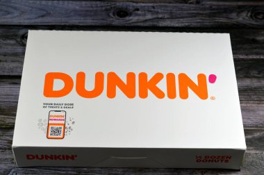 Kahire, Mısır, 7 Ekim 2023: donut veya çörek, mayalanmış kızarmış hamur, Dunkin 'Donuts, 1950' de Baskin-Robbins 'in holding şirketi tarafından satın alınan çok uluslu bir kahve ve donut şirketi.