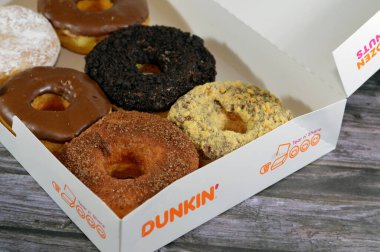 Kahire, Mısır, 7 Ekim 2023: donut veya çörek, mayalanmış kızarmış hamur, Dunkin 'Donuts, 1950' de Baskin-Robbins 'in holding şirketi tarafından satın alınan çok uluslu bir kahve ve donut şirketi.