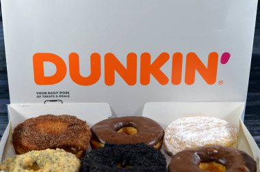 Kahire, Mısır, 7 Ekim 2023: donut veya çörek, mayalanmış kızarmış hamur, Dunkin 'Donuts, 1950' de Baskin-Robbins 'in holding şirketi tarafından satın alınan çok uluslu bir kahve ve donut şirketi.