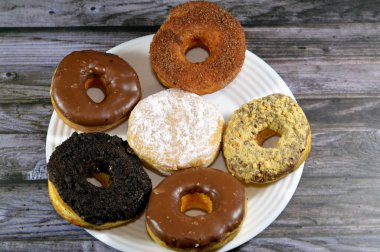 Çeşitli malzemeler, aromalar ve dolgu malzemeleriyle, bir donut veya bir donut, mayalanmış hamur hamurundan yapılan bir tür yiyecek, genellikle un hamurundan kızartılmış, çeşitli malzemeler ve tatlar kullanılır.