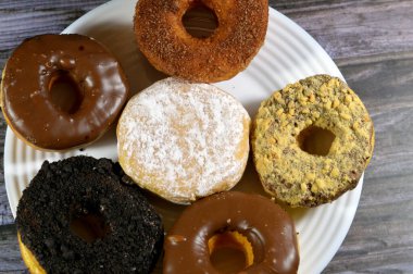 Çeşitli malzemeler, aromalar ve dolgu malzemeleriyle, bir donut veya bir donut, mayalanmış hamur hamurundan yapılan bir tür yiyecek, genellikle un hamurundan kızartılmış, çeşitli malzemeler ve tatlar kullanılır.