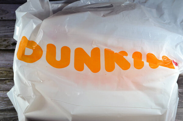 Каир, Египет, 7 октября 2023 года: пончик или пончик, закваженное жареное тесто, Dunkin 'Donuts, американская транснациональная компания по производству кофе и пончиков, приобретенная холдинговой компанией Baskin-Robbins в 1950 году