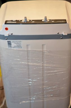 Kahire, Mısır, 11 Ekim 2023: Taze çamaşır makinesi, elektrik yalıtımı, tiftik filtresi, çamaşır tozu, elektrik, şok önleyici plastik gövde, çamaşır yıkama döngüsünden sonra otomatik durma