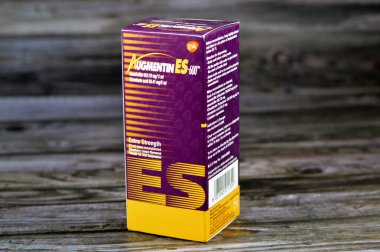 Kahire, Mısır, 8 Ekim 2023: Augmentin ES 600, amoksisilin clavulanate potasyum, penisilin tipi bir antibiyotik kombinasyonu ve bir tür clavulanik asit, enfeksiyon için bir beta-laktaz inhibitörü