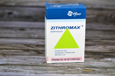 Kahire, Mısır, 8 Ekim 2023: Zithromax Azithromycin süspansiyon tozu 30 ml 1200 mg / 5 ml, Pfizer Egypt S.A.E. tarafından, iltihaplı ve enfeksiyonlu çocuklar için antibiyotik antimikrop