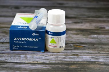 Kahire, Mısır, 8 Ekim 2023: Zithromax Azithromycin süspansiyon tozu 30 ml 1200 mg / 5 ml, Pfizer Egypt S.A.E. tarafından, iltihaplı ve enfeksiyonlu çocuklar için antibiyotik antimikrop