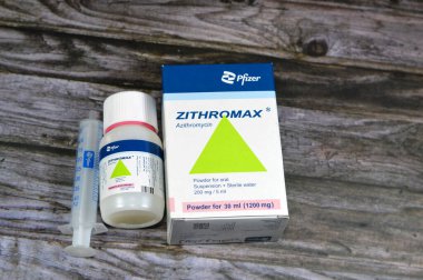 Kahire, Mısır, 8 Ekim 2023: Zithromax Azithromycin süspansiyon tozu 30 ml 1200 mg / 5 ml, Pfizer Egypt S.A.E. tarafından, iltihaplı ve enfeksiyonlu çocuklar için antibiyotik antimikrop