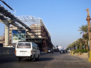 Kahire, Mısır, 7 Ekim 2023: Kahire monoray sahası Orascom şirketi tarafından New Kahire şehrinde kolonları ve rayları olan, hızlı ulaşım sistemi, en uzun tek raylı şöför