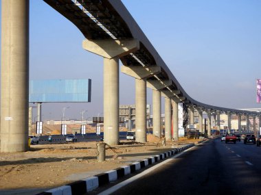 Kahire, Mısır, 7 Ekim 2023: Kahire monoray sahası Orascom şirketi tarafından New Kahire şehrinde kolonları ve rayları olan, hızlı ulaşım sistemi, en uzun tek raylı şöför